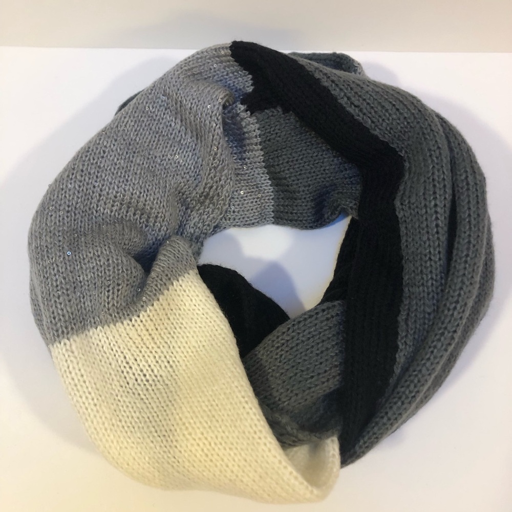 3/$20 Melanie Lyne Infinity Scarf EUC